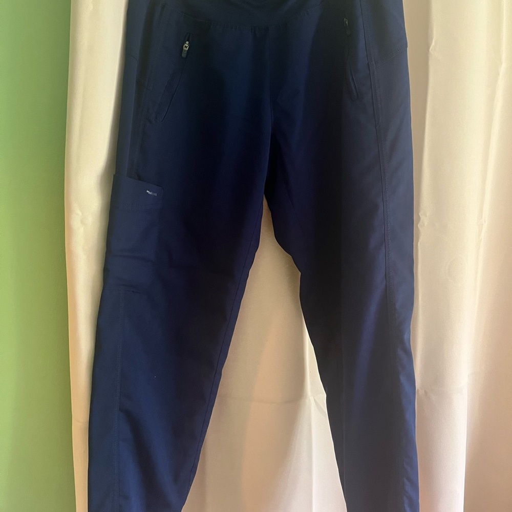 Healing Hands Purple Label Cargo Scrub Pant. Size medium petite. Navy Blue.